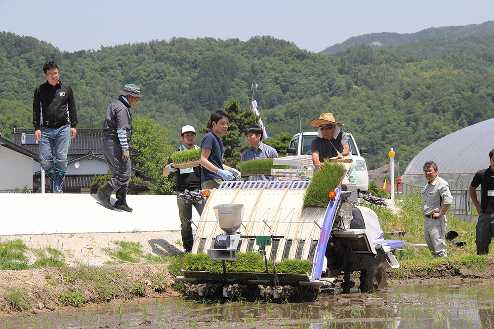仁多米生産者の方と行った田植えの様子